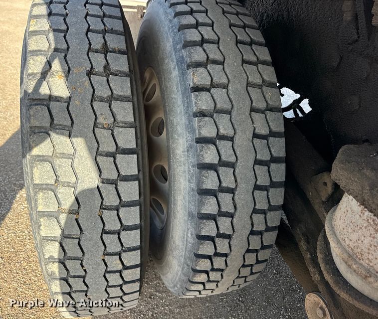 image for item ER0410 2001 Kenworth T880 flatbed truck