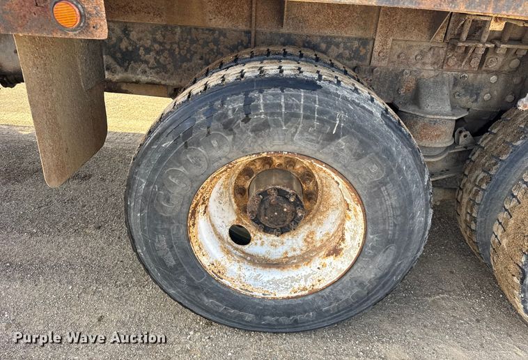 image for item ER0410 2001 Kenworth T880 flatbed truck