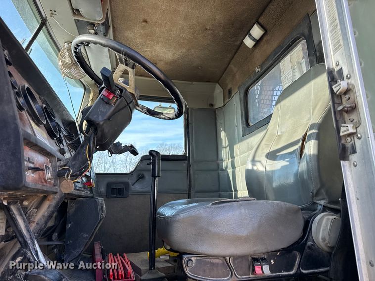 image for item ER0410 2001 Kenworth T880 flatbed truck