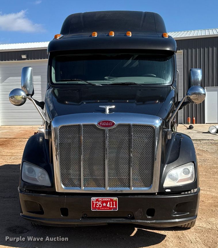 image for item ES5768 2013 Peterbilt 587 semi truck