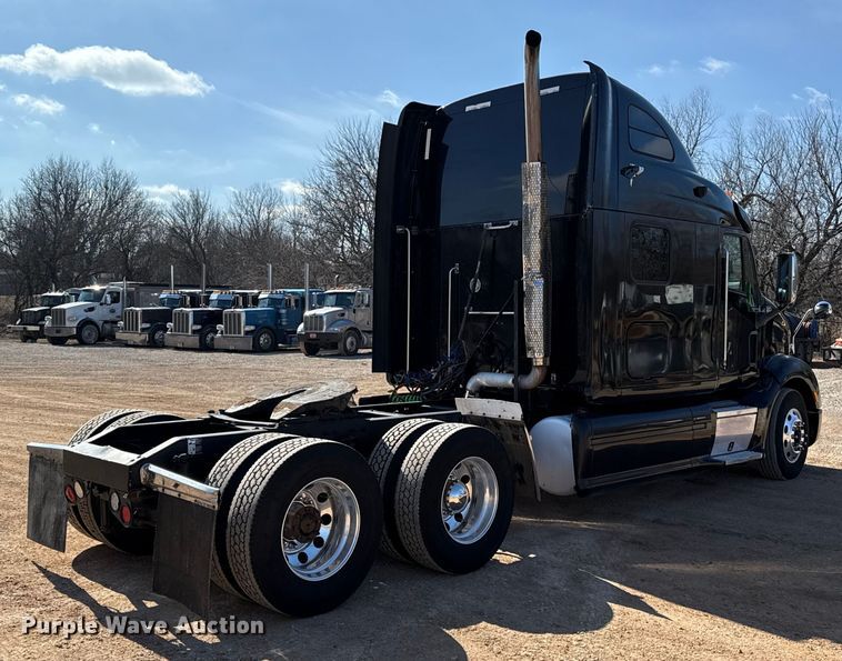 image for item ES5768 2013 Peterbilt 587 semi truck