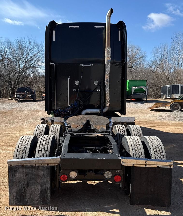 image for item ES5768 2013 Peterbilt 587 semi truck