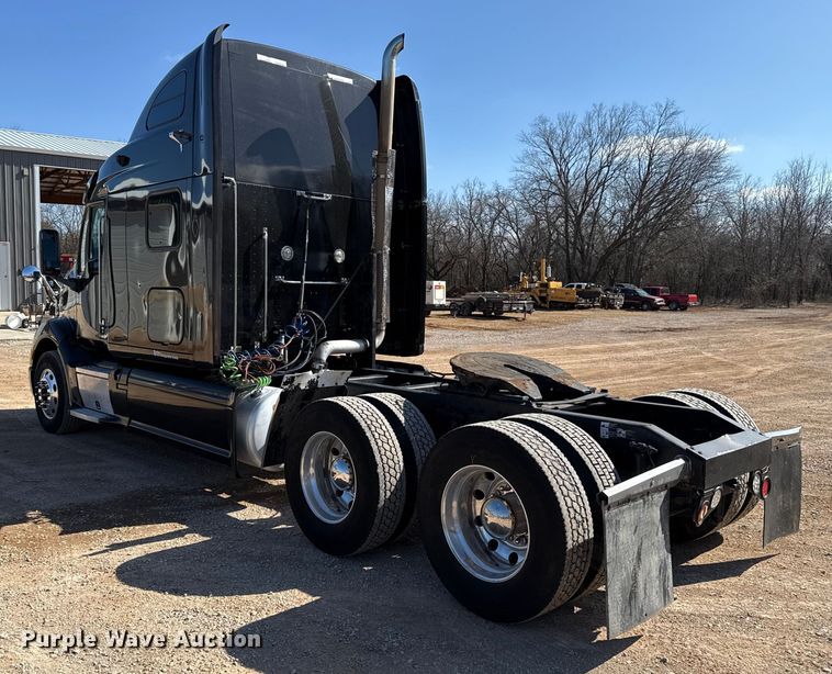 image for item ES5768 2013 Peterbilt 587 semi truck
