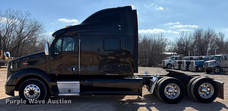 image for item ES5768 2013 Peterbilt 587 semi truck
