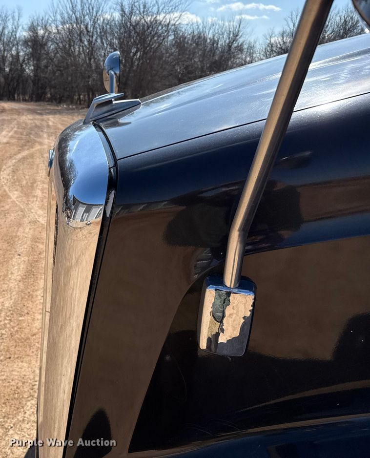 image for item ES5768 2013 Peterbilt 587 semi truck