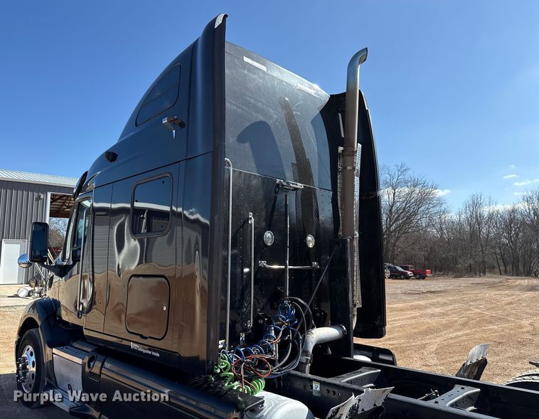 image for item ES5768 2013 Peterbilt 587 semi truck