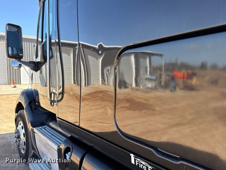 image for item ES5768 2013 Peterbilt 587 semi truck