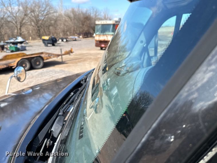 image for item ES5768 2013 Peterbilt 587 semi truck