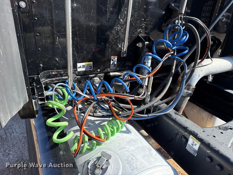 image for item ES5768 2013 Peterbilt 587 semi truck