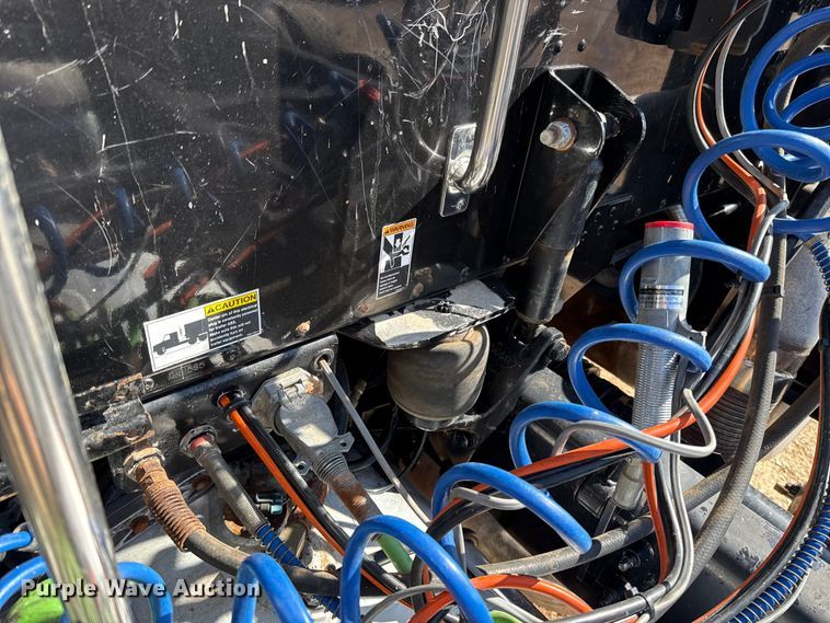 image for item ES5768 2013 Peterbilt 587 semi truck