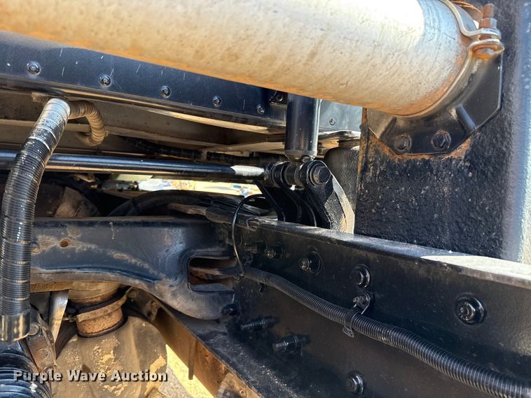 image for item ES5768 2013 Peterbilt 587 semi truck