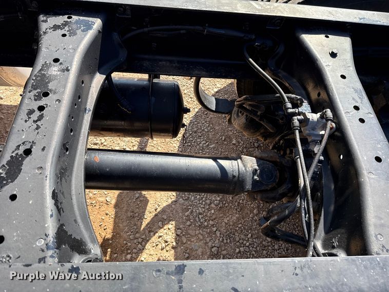 image for item ES5768 2013 Peterbilt 587 semi truck