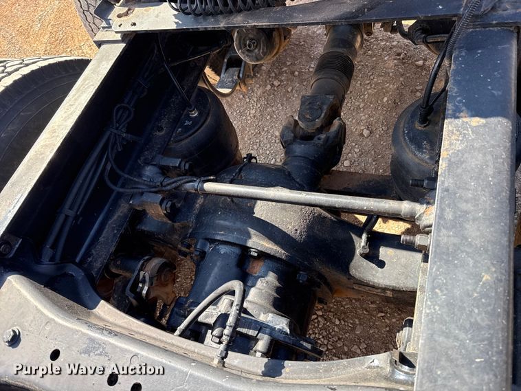 image for item ES5768 2013 Peterbilt 587 semi truck