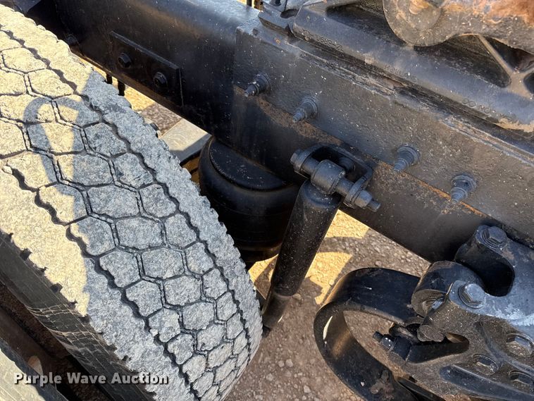 image for item ES5768 2013 Peterbilt 587 semi truck