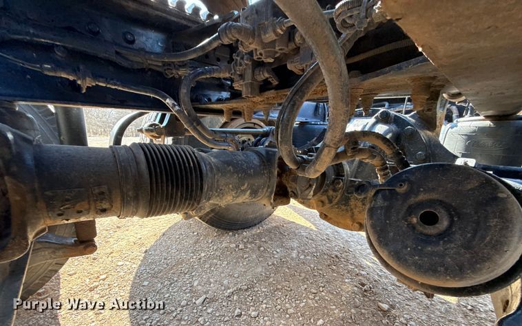 image for item ES5768 2013 Peterbilt 587 semi truck