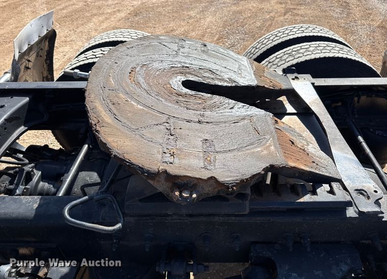 image for item ES5768 2013 Peterbilt 587 semi truck