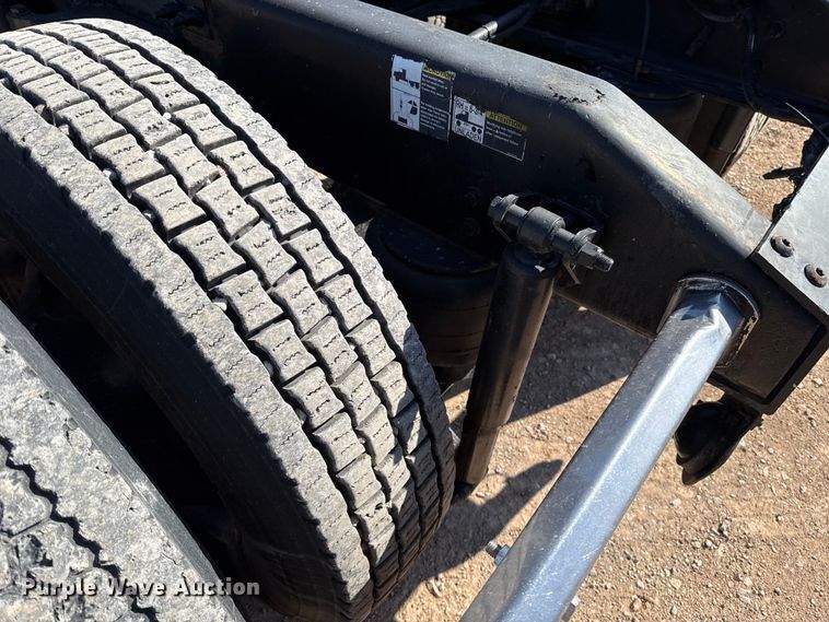 image for item ES5768 2013 Peterbilt 587 semi truck