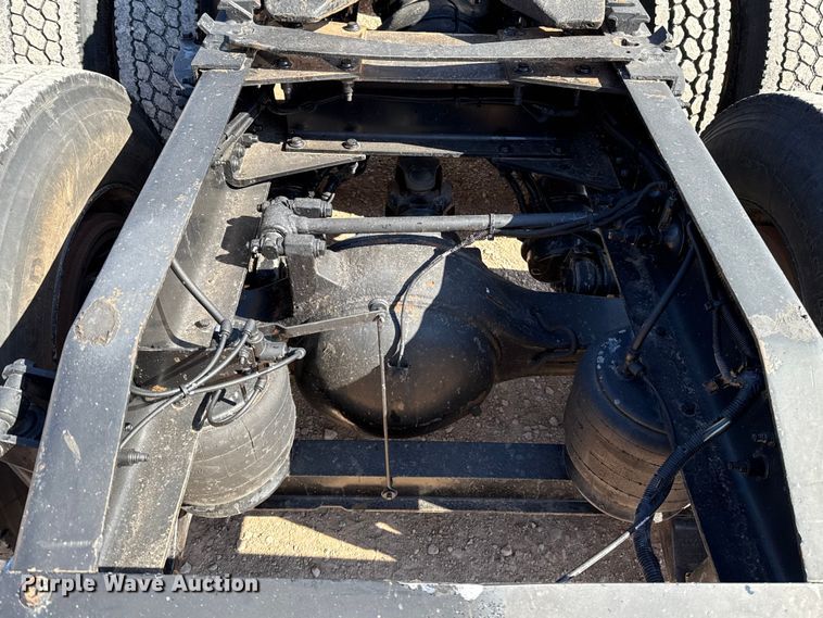 image for item ES5768 2013 Peterbilt 587 semi truck