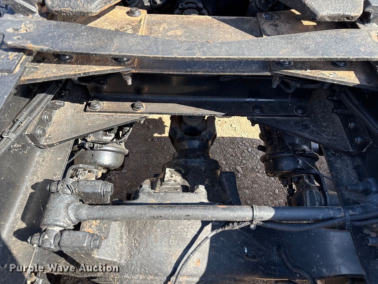 image for item ES5768 2013 Peterbilt 587 semi truck