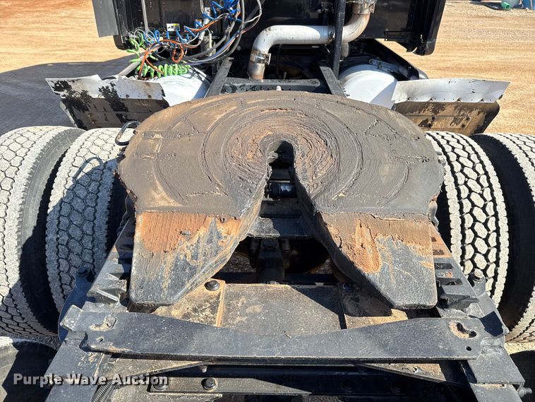 image for item ES5768 2013 Peterbilt 587 semi truck