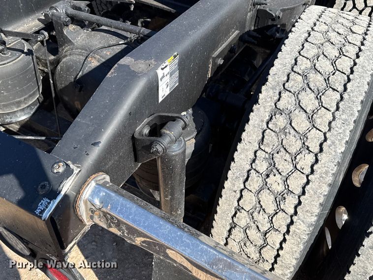 image for item ES5768 2013 Peterbilt 587 semi truck