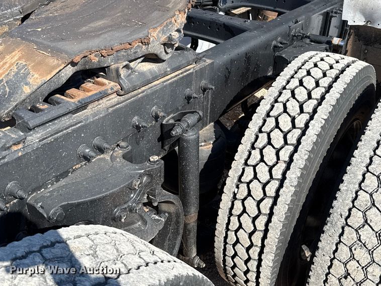 image for item ES5768 2013 Peterbilt 587 semi truck