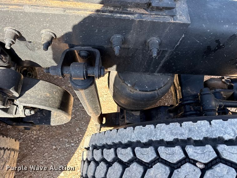 image for item ES5768 2013 Peterbilt 587 semi truck