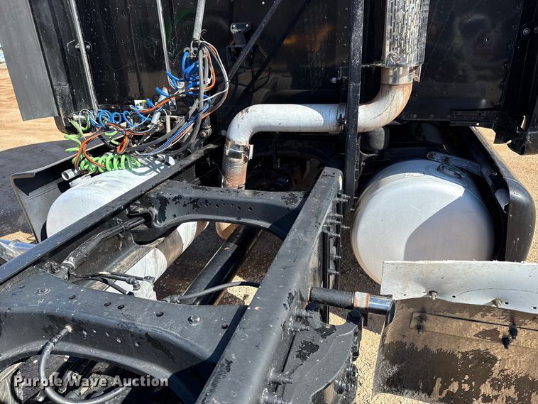 image for item ES5768 2013 Peterbilt 587 semi truck