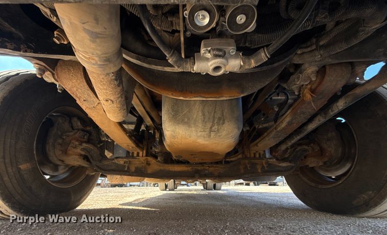 image for item ES5768 2013 Peterbilt 587 semi truck