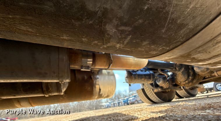 image for item ES5768 2013 Peterbilt 587 semi truck