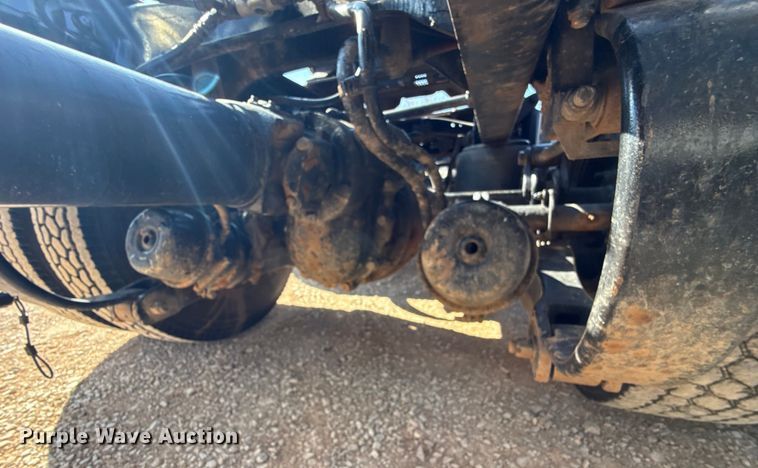 image for item ES5768 2013 Peterbilt 587 semi truck