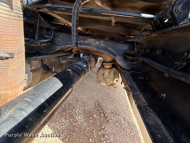 image for item ES5768 2013 Peterbilt 587 semi truck