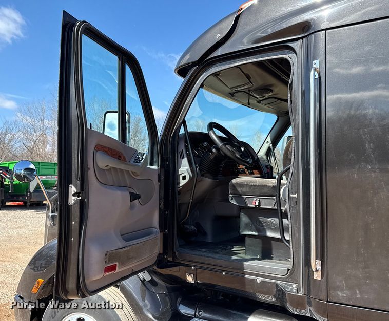 image for item ES5768 2013 Peterbilt 587 semi truck