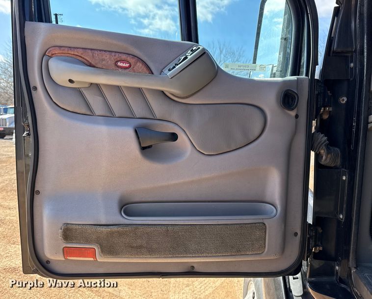 image for item ES5768 2013 Peterbilt 587 semi truck