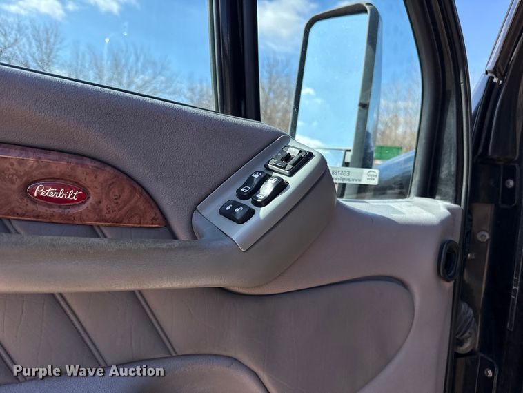 image for item ES5768 2013 Peterbilt 587 semi truck