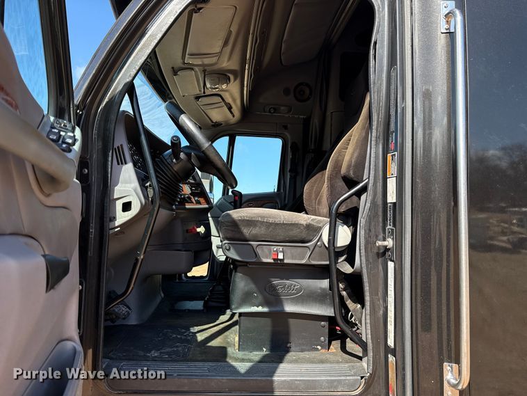image for item ES5768 2013 Peterbilt 587 semi truck