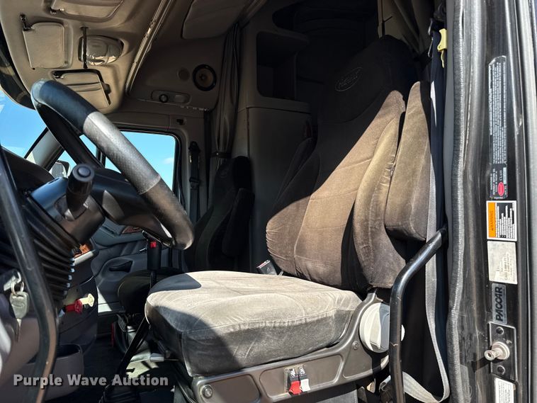 image for item ES5768 2013 Peterbilt 587 semi truck