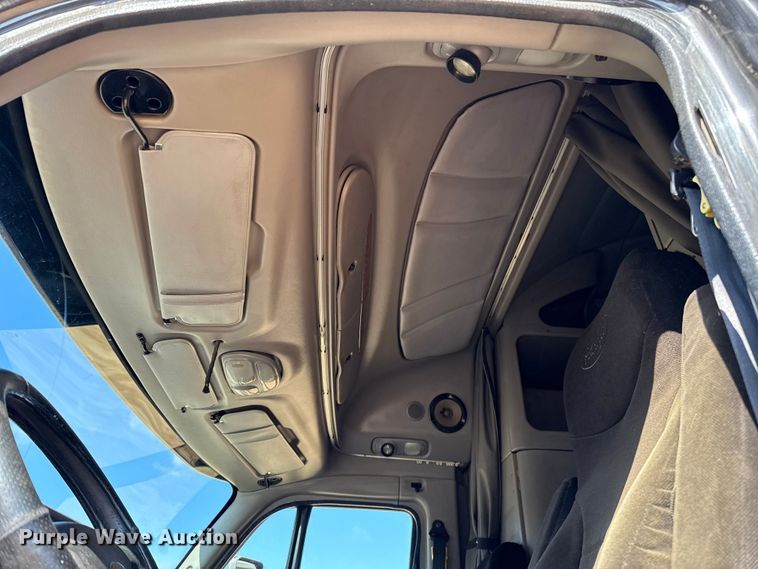 image for item ES5768 2013 Peterbilt 587 semi truck