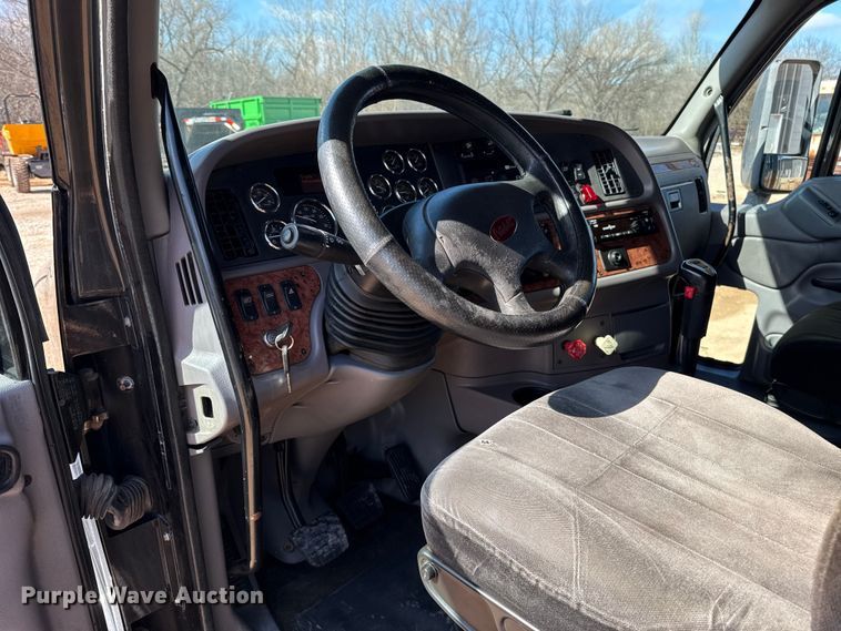 image for item ES5768 2013 Peterbilt 587 semi truck