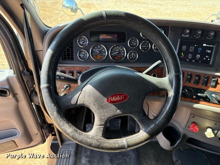 image for item ES5768 2013 Peterbilt 587 semi truck