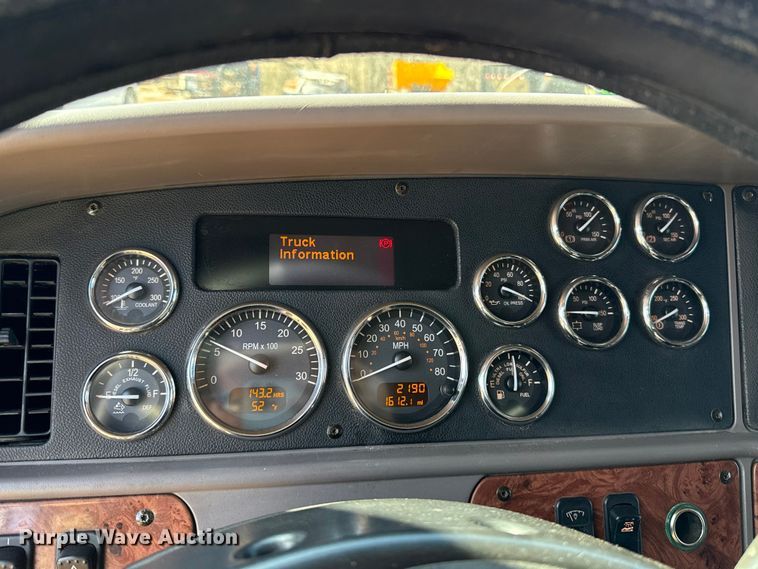 image for item ES5768 2013 Peterbilt 587 semi truck