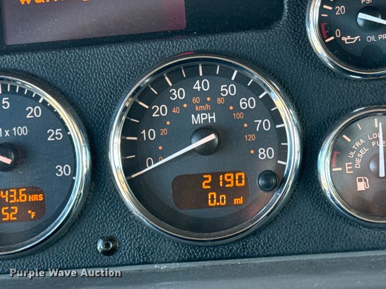 image for item ES5768 2013 Peterbilt 587 semi truck