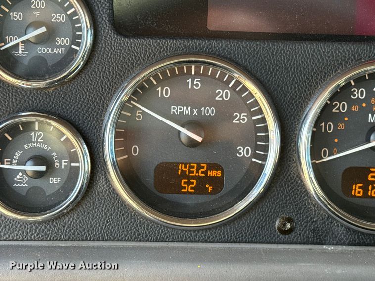 image for item ES5768 2013 Peterbilt 587 semi truck