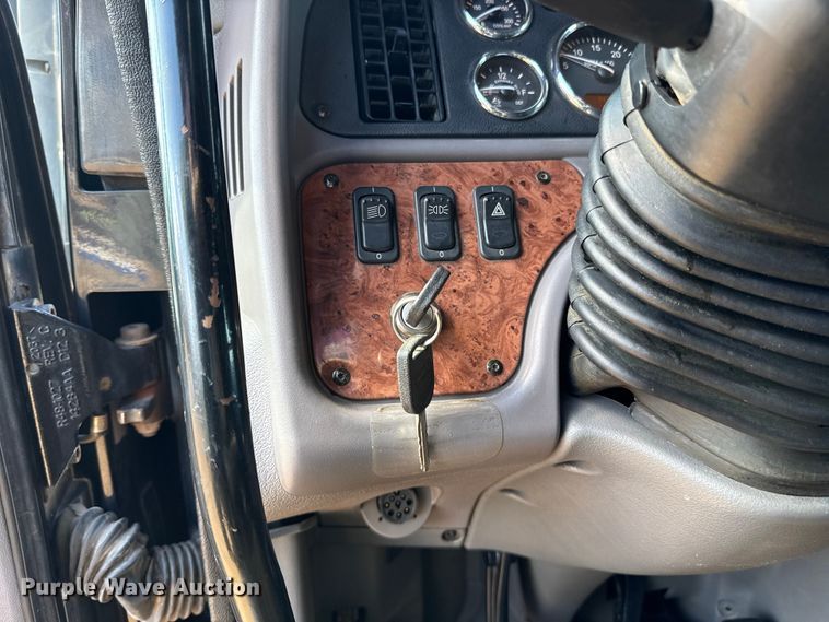 image for item ES5768 2013 Peterbilt 587 semi truck