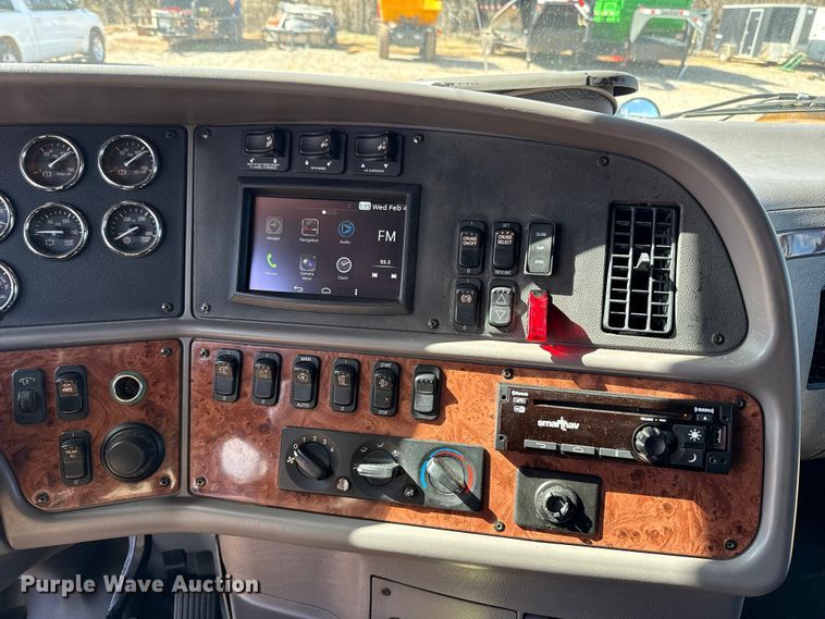 image for item ES5768 2013 Peterbilt 587 semi truck