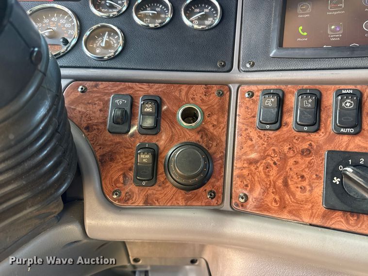 image for item ES5768 2013 Peterbilt 587 semi truck