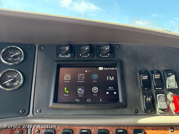 image for item ES5768 2013 Peterbilt 587 semi truck