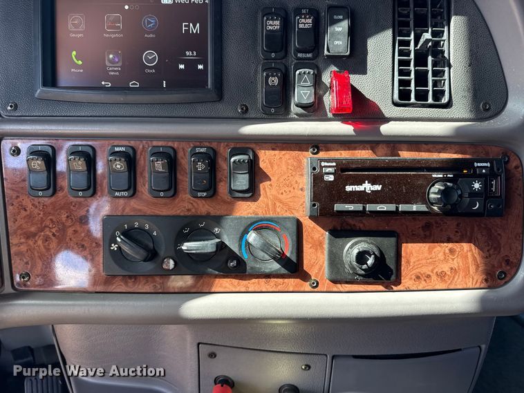 image for item ES5768 2013 Peterbilt 587 semi truck