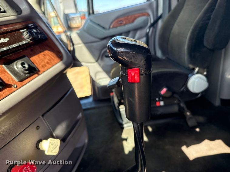 image for item ES5768 2013 Peterbilt 587 semi truck