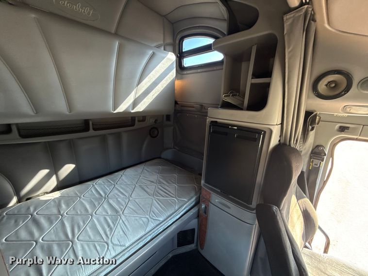 image for item ES5768 2013 Peterbilt 587 semi truck